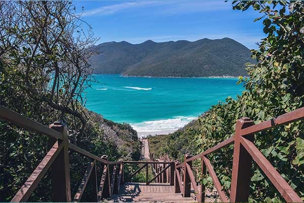 Imagem da escadaria da Praia do Pontal do Atalaia