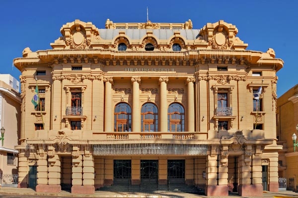 Imagem do Teatro Pedro II em Ribeirão Preto num dia de sol