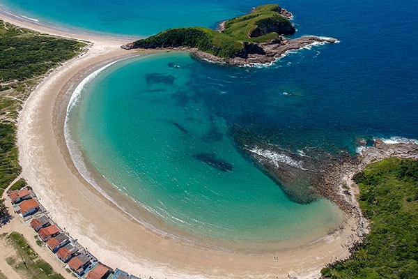 Imagem aérea da praia de Cabo Frio no Rio de Janeiro