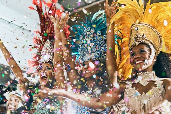 Imagens de pessoas sorrindo no carnaval do Rio de Janeiro