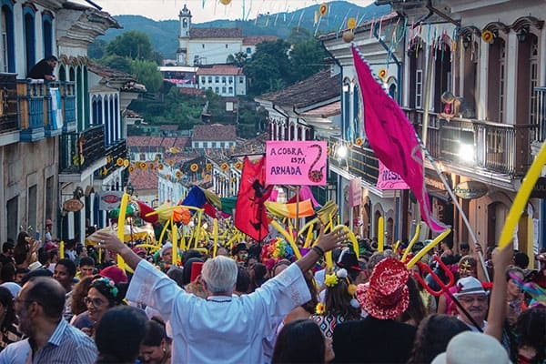 Imagem do carnaval de Ouro Preto com aglomeração de pessoas