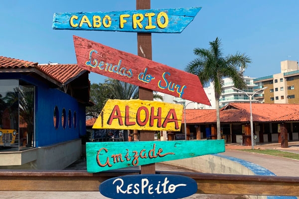 Imagem de placas coloridas em Cabo Frio