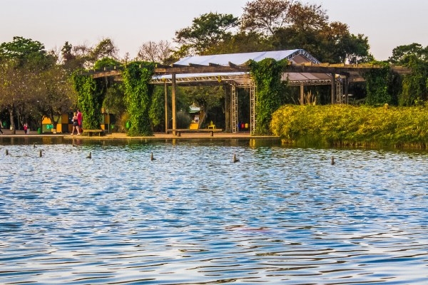 Vista do lago no parque das Mangabeiras, em Belo Horizonte