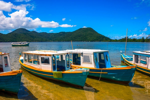 Imagem de barco na Costa da Lagoa em Santa Catarina
