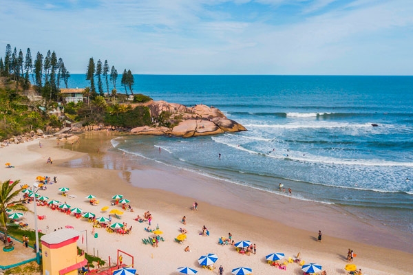 Imagem da praia da Joaquina em Florianópolis