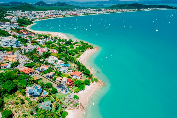Imagem da praia de Jurerê em Santa Catarina