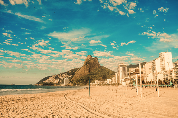 Imagem da praia de Copacabana num dia ensolarado