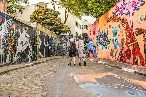 Imagem de Vila Madalena com um casal ao fundo passeando