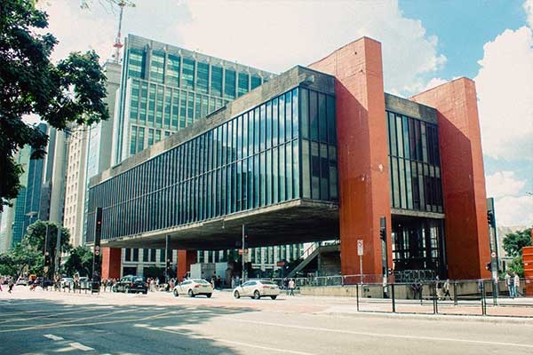 Imagem do Museu de Arte de São Paulo em um dia ensolarado