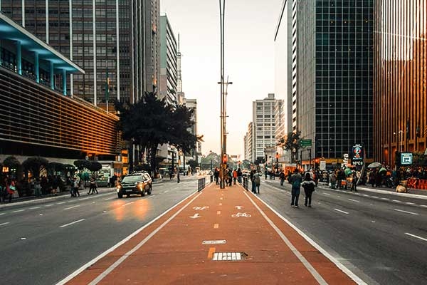 Imagem da avenida paulista em São Paulo em um dia sem muito movimento