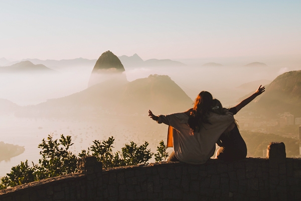 Imagem de amigas aproveitando na cidade do Rio de Janeiro