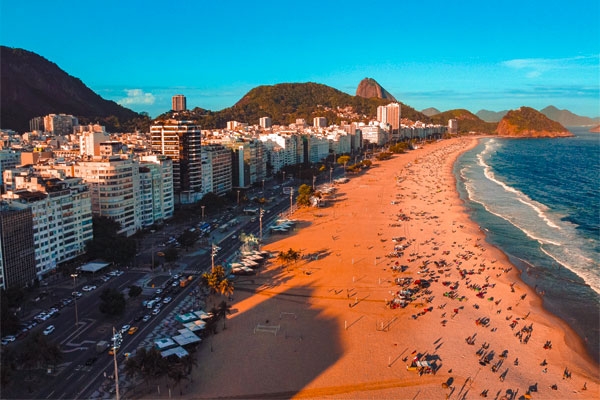Imagem da praia de Copacabana no Rio de Janeiro