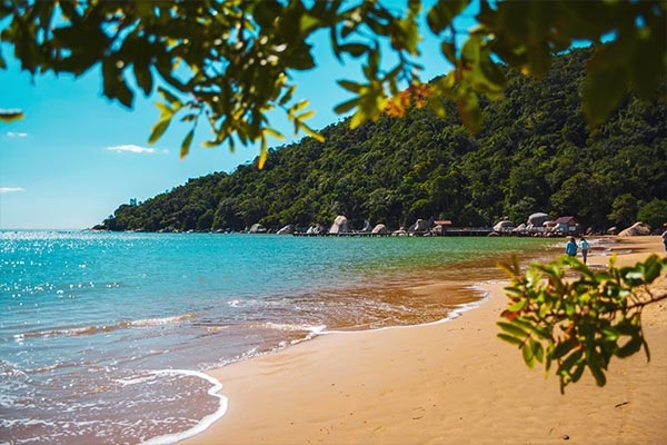 Imagem da praia das Laranjeiras em Balneário Camboriú