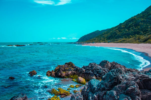 Imagem da praia da Saudade na Penha