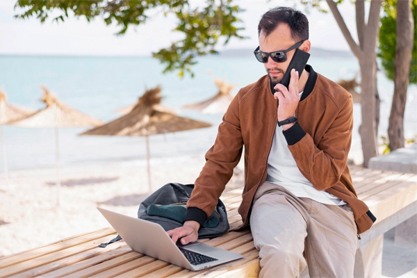 Imagem de homem trabalhando na praia