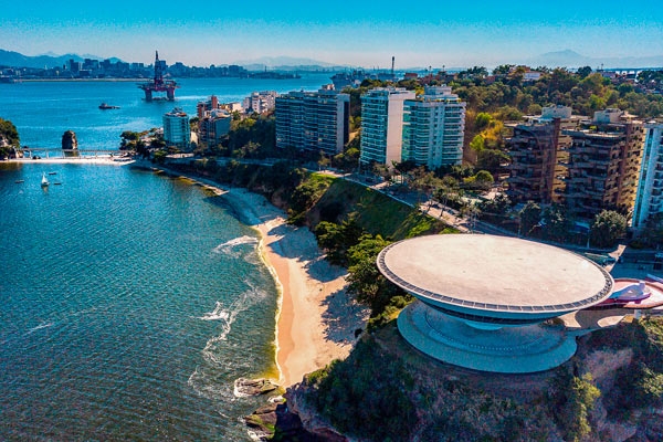 Imagem do Museu de Arte Contemporânea de Niterói e da praia