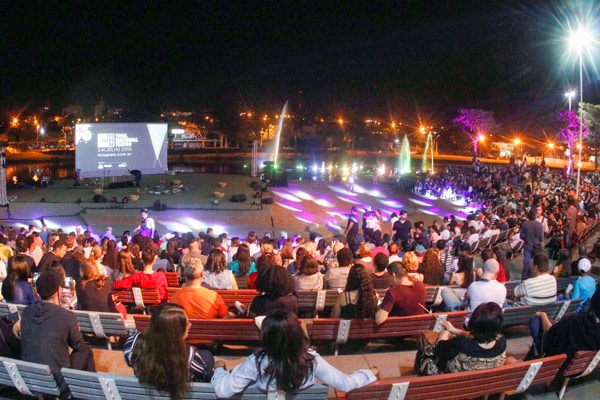 Imagens de pessoas apreciando show em São José do Rio Preto