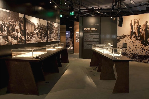 Imagem interna do Museu do Holocausto em Curitiba
