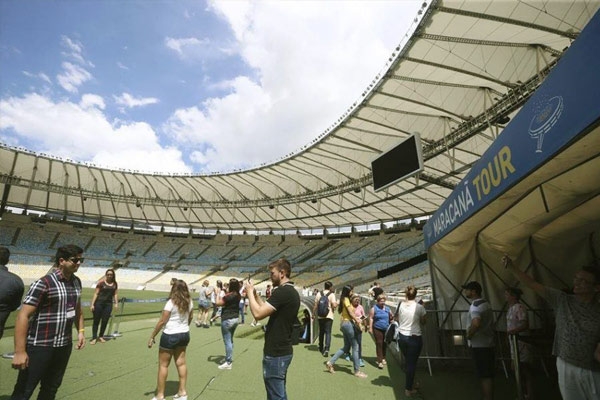 Imagem de pessoas prestigiando o gramado do Maracanã no Rio de Janeiro