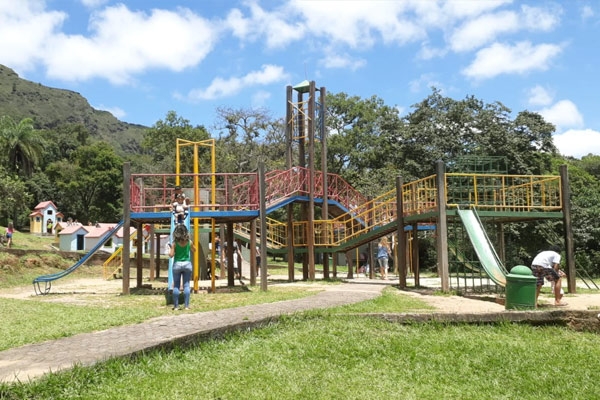 Imagem crianças brincando no parque municipal das Mangabeiras