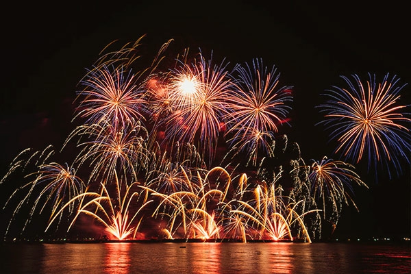 Imagem de explosão de fogos de artifício em BH 