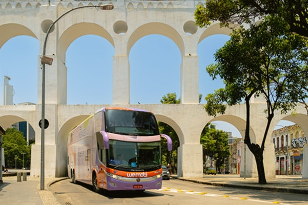 Imagem de ônibus passando em bairro famoso do Rio de Janeiro (Lapa)