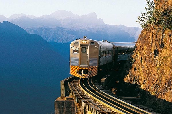 Imagem do trem que vai de Curitiba até Morretes