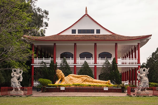 O Buda Sakyamuni é uma das estátuas do Templo Budista