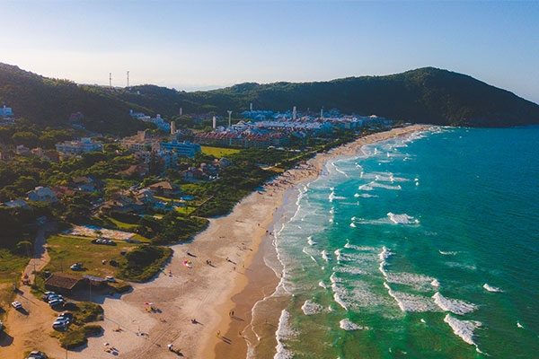 Imagem da praia da daniela em florianópolis