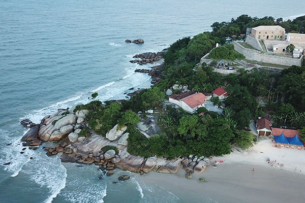 Imagem da praia do forte em florianópolis