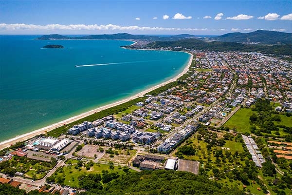 Imagem da praia de jurerê internacional em florianópolis