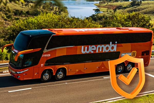 Imagem mostra ônibus da Wemobi da cor laranja juntamente com um selo de aprovação.