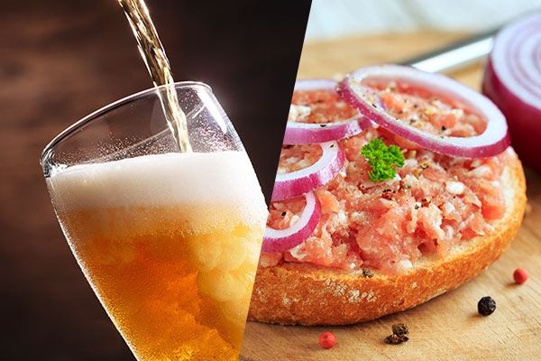 Imagem dividida. Na primeira há um copo de cerveja e na segunda imagem há um pão cortado ao meio com salmão e cebola roxa