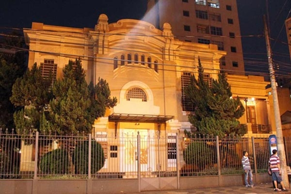 Imagem noturna do Museu de Arte de Ribeirão Preto