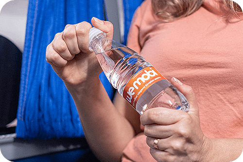 Imagem de uma mulher com uma garrafa de água da wemobi na mão.