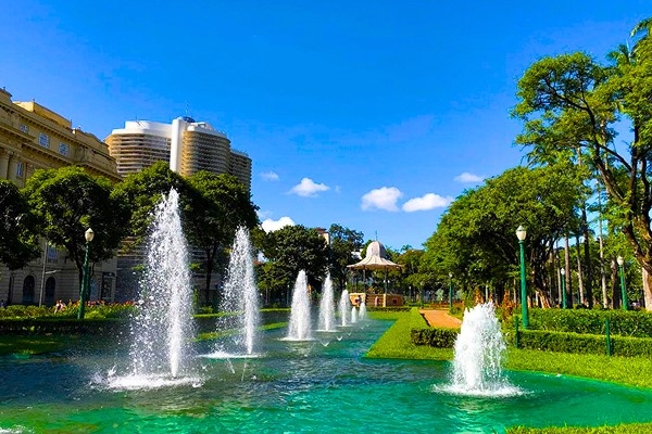 Fotos das cidades de São Paulo e Curitiba