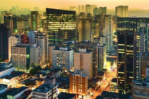 Fotos das cidades de São Paulo e Curitiba