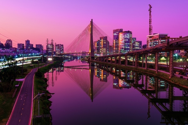 Fotos das cidades de São Paulo e Curitiba