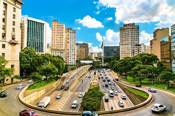 Fotos das cidades de São Paulo e Curitiba